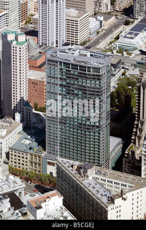 Vue aérienne au-dessus du bâtiment Phelan (premier plan) tour de Yerba Buena et Market Street aux environs du quartier financier de San Francisco Banque D'Images