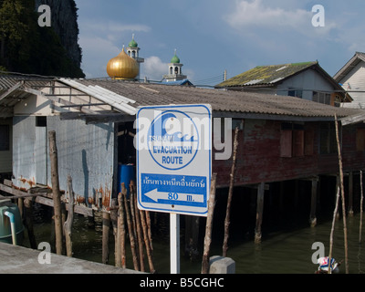 Signe d'évacuation tsunami sur l'île de Koh Panyi à Phang Nga en Thaïlande Banque D'Images