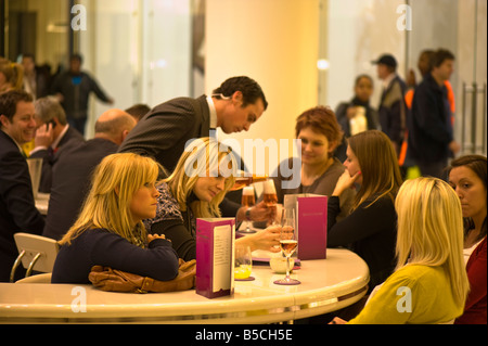 Searcy's Bar à Champagne dans la région de Westfield Shopping Centre Ville Blanche Development W12 London United Kingdom Banque D'Images