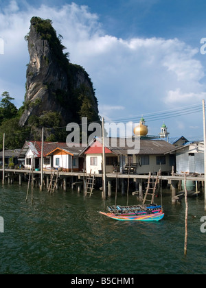 Vue panoramique de Ko Panyi village sur pilotis musulman dans la baie de Phang Nga en Thaïlande Banque D'Images