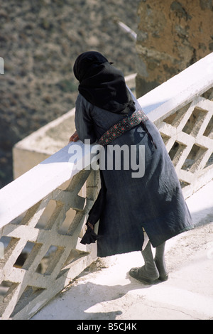 Grèce, îles du Dodécanèse, Karpathos, Olympos, femme grecque portant des vêtements traditionnels Banque D'Images