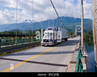 Chariot sur la Route 1, la route transcanadienne pont sur le fleuve Columbia à Revelstoke, British Columbia, Canada Banque D'Images