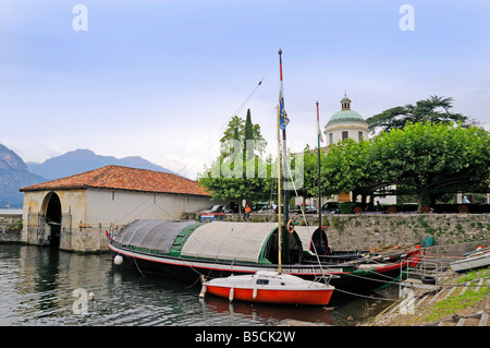 Les bateaux de pêche traditionnels à Loppia Lucias appelé près de Bellagio sur le lac de Côme dans la région Lombardie en Italie Banque D'Images