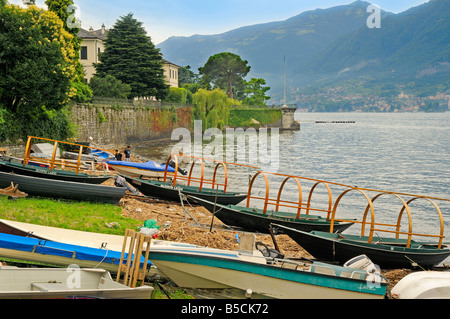 Les bateaux de pêche traditionnels à Loppia Lucias appelé près de Bellagio sur le lac de Côme dans la région Lombardie en Italie Banque D'Images