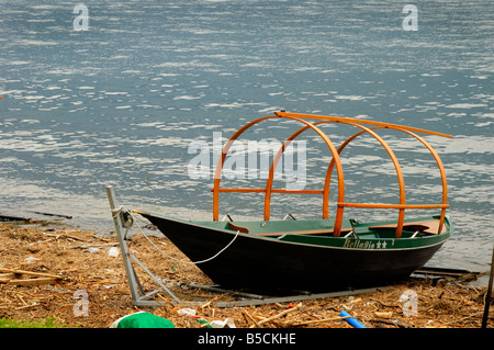 Les bateaux de pêche traditionnels à Loppia Lucias appelé près de Bellagio sur le lac de Côme dans la région Lombardie en Italie Banque D'Images