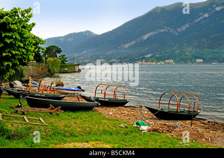 Les bateaux de pêche traditionnels à Loppia Lucias appelé près de Bellagio sur le lac de Côme dans la région Lombardie en Italie Banque D'Images