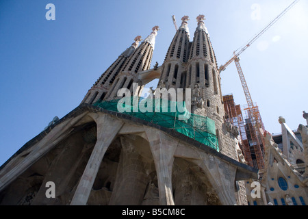 Une photo de la Sagrada Familia à la recherche jusqu'à la partie supérieure de certaines des nouvelles tours Banque D'Images