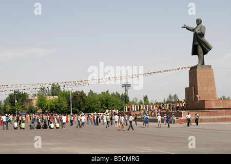 Statue de Lénine sur la place à Osh, au Kirghizistan Banque D'Images