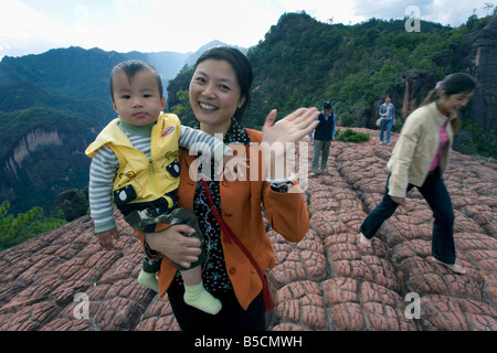 Les touristes chinois en haut de mille dans l'Turtle Mountain Laojun Mountain au nord de Lijiang Yunnan Province Banque D'Images