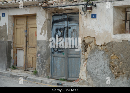 Maison de village abandonné avec graffiti, Busot, Province d'Alicante, Communauté Valencienne, Espagne Banque D'Images