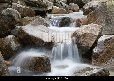 La rivière en crue écossais avec de l'eau claire comme du cristal tumbling sur rochers de granit Banque D'Images