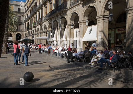 Restaurant sur la Plaça Reial à Barcelone Banque D'Images