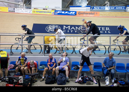 Refroidir des anciens combattants après leur voie session au vélodrome de Manchester le cyclisme sur piste au vélodrome de Manchester s'il a décollé s Banque D'Images