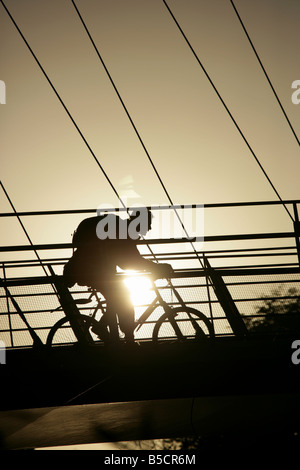 Ville de York, en Angleterre. Les cyclistes sur le Whitby, oiseau et partenaires conçu Millennium Bridge sur la rivière Ouse. Banque D'Images