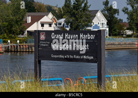 US Army Corps of Engineers Grand Haven Harbour Navigation Projet signe sur la rivière Grand Grand Haven Michigan Banque D'Images