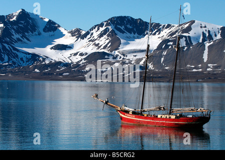 Voilier Noorderlicht ancrée dans Kongsfjorden Off Spitsbergen Banque D'Images