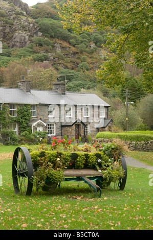 Rangée de cottages en gallois traditionnel village de Beddgelert gwynedd Snowdonia National Park au nord du Pays de Galles automne octobre après-midi Banque D'Images
