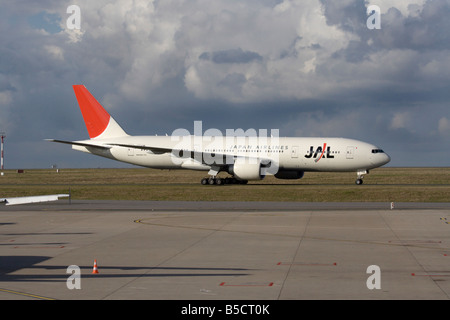 Japan Airlines Boeing 777-200ER à l'arrivée à l'aéroport de Paris Charles de Gaulle Banque D'Images