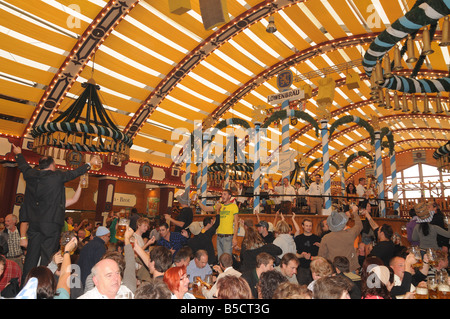 L'Oktoberfest de Munich tente à bière de fêtards Banque D'Images