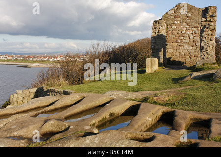 Début de Christian rock tombes taillées rempli d'eau de pluie sur un affleurement de grès par St Patrick's Chapel Banque D'Images