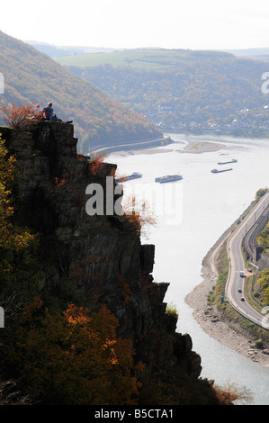 Les randonneurs à admirer la vue de la vallée du Rhin Banque D'Images