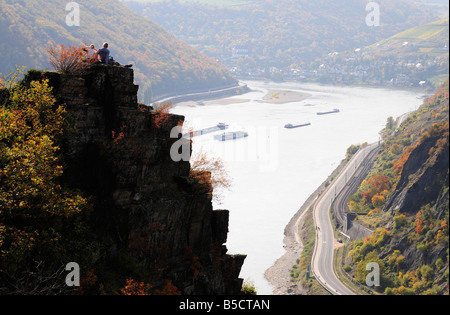 Les randonneurs à admirer la vue de la vallée du Rhin Banque D'Images