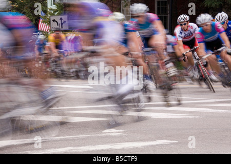 Les cyclistes en compétition dans une course cycliste critérium annuel dans la région de Portsmouth, New Hampshire. Banque D'Images