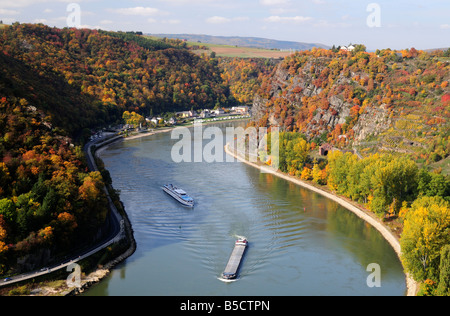 Navires passant célèbre Loreley Rock, Rhin, Allemagne Banque D'Images