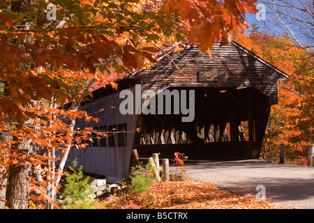 Le pont couvert d'Albany est situé sur l'autoroute Kankamagus dans les Montagnes Blanches du New Hampshire. Banque D'Images