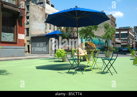 Un café en plein air dans brooklyn dumbo centre situé sur une île au milieu des rues convergent dans une zone industrielle Banque D'Images