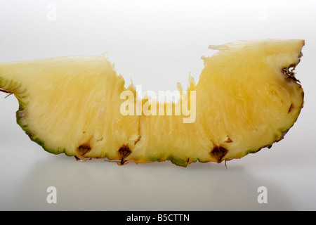 Tranche d'ananas d'or avec une bouchée de marque Banque D'Images