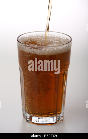 Verser dans un verre de limonade brown brown seulement de la limonade est fabriqué et vendu en Irlande du Nord Banque D'Images