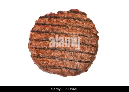 Un hamburger juteux épais patty cuit sur un barbecue isolated on white Banque D'Images