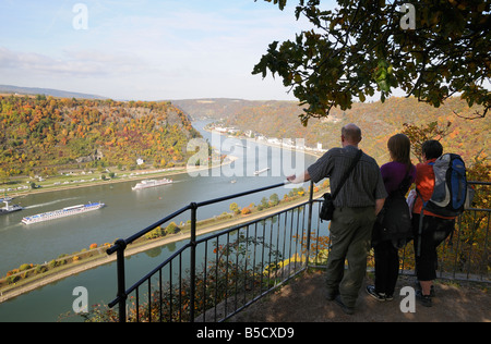 Les randonneurs admirant vue sur le Rhin à Sankt Goarshausen, Allemagne Banque D'Images