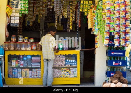 Village indien shop à Puttaparthi , Inde Banque D'Images