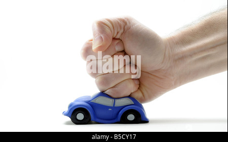 Une voiture modèle frappé et écraser par un poing de MANS. Banque D'Images