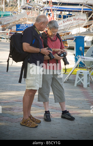 Deux touristes anglais en regardant leurs caméras à Fethiye Turquie. Banque D'Images