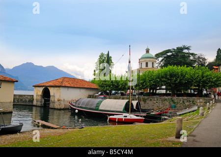 Les bateaux de pêche traditionnels à Loppia Lucias appelé près de Bellagio sur le lac de Côme dans la région Lombardie en Italie Banque D'Images