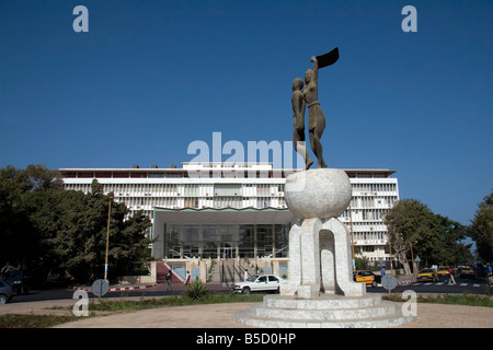 Bâtiment de l'Assemblée nationale et lutte de libération monument à la place de Soweto Dakar Sénégal Banque D'Images