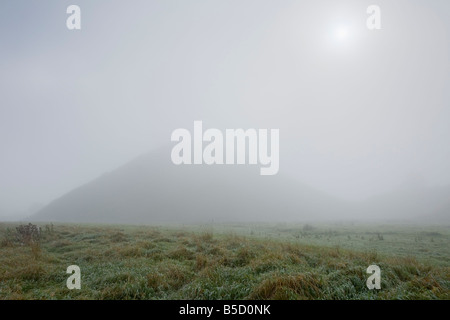 Silbury Hill dans le Wiltshire Angleterre Brouillard Matin Banque D'Images