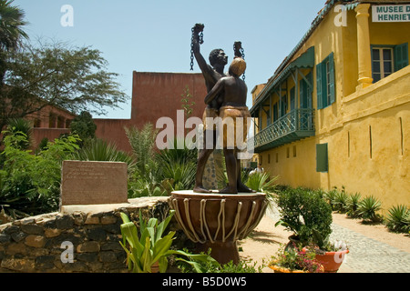 L'île de Gorée Dakar Sénégal l'absence d'Esclavage Monument avec Maison des esclaves ou maison d'esclaves en arrière-plan Banque D'Images