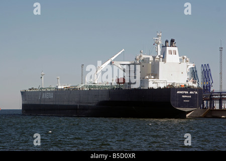 La Grèce tanker Minerva Magia avec réservoirs entièrement vidé juste amarré près de la jetée du terminal Milstrand Tallinn Estonie Banque D'Images