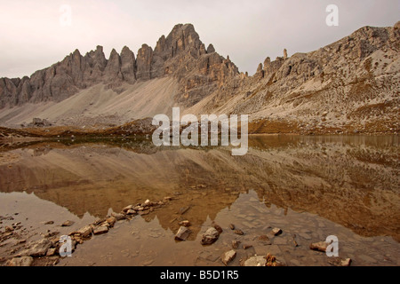 Lac de montagne dans les Dolomites de Sexten près du Tre Cime di Lavaredo dans le nord-est de l'Italie Banque D'Images