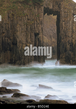 Portes de l'église rock formation in Skrinkle Haven cove avec lave-surf sur les roches, Lydstep, Pembrokeshire, Pays de Galles, , Europe Banque D'Images