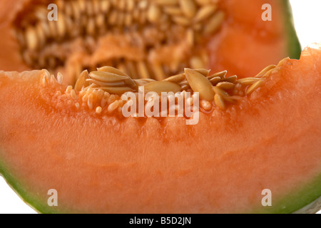 Close up de trancher et couper la moitié de ripe melon cantaloup européenne montrant seeds Banque D'Images