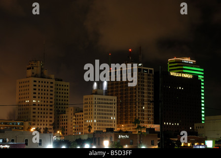 Le centre-ville de Corpus Christi bâtiments éclairés la nuit, TX USA Banque D'Images