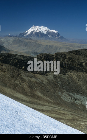 Mt Illimani vu de Mt. Le glacier de Chacaltaya, éboulis ci-dessous ridge de moyenne distance, Cordillère Real, Bolivie Banque D'Images