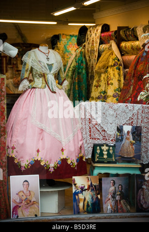 Afficher la fenêtre des couturiers espagnols traditionnels boutique dans le centre historique de la ville de Valence Espagne Banque D'Images