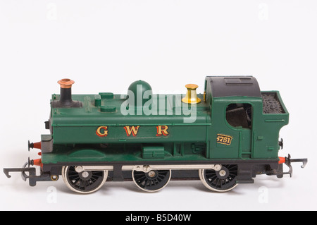 Gros plan d'une vapeur GWR Hornby train miniature en livrée vert tourné sur un fond blanc (découper) dans un studio Banque D'Images