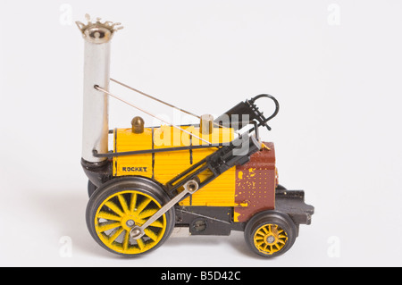 Gros plan d'une Triang Hornby Stephenson's Rocket model train tourné sur un fond blanc (découper) dans un environnement de studio Banque D'Images